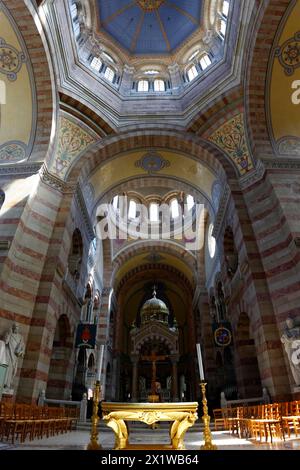 Cathédrale de Marseille ou Cathédrale Sainte-Marie-majeure de Marseille, 1852-1896, Marseille, intérieur d'une église avec vue sur la coupole, l'autel et Banque D'Images