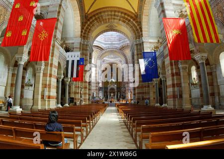 Cathédrale de Marseille ou Cathédrale Sainte-Marie-majeure de Marseille, 1852-1896, Marseille, vue intérieure d'une église avec drapeaux et symétrique Banque D'Images