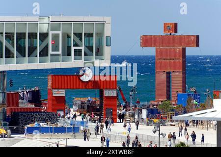 Sculpture de conteneurs, Marseille, promenade animée colorée avec des structures de conteneurs uniques et vue sur la mer en arrière-plan, Marseille, Département Banque D'Images