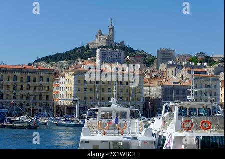 Le vieux port, le Vieux Port, derrière la basilique notre-Dame de la Garde, vue sur un port avec des bateaux et une forteresse sur une colline en arrière-plan Banque D'Images