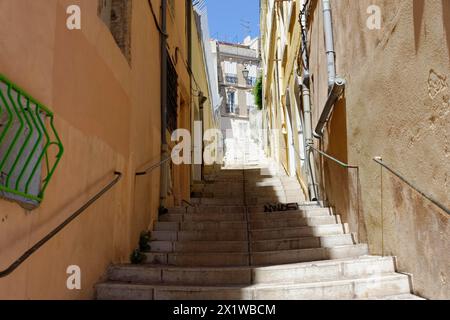 Marseille, ruelle étroite avec escaliers entre vieux bâtiments par une journée ensoleillée, Marseille, Département Bouches-du-Rhône, région Provence-Alpes-Côte Banque D'Images