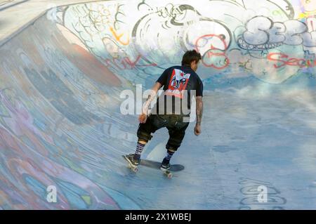 Adolescent skateboard sur une rampe dans un skate Park orné de graffitis, Marseille, Bouches-du-Rhône, Provence-Alpes-Côte d'Azur Banque D'Images