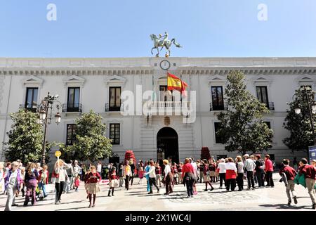 Grenade, les gens se rassemblent devant la mairie avec des statues et agitant des drapeaux, Grenade, Andalousie, Espagne Banque D'Images