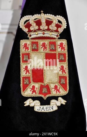 Castillo de Santa Catalina sur Jaen, broderie détaillée d'un blason avec décor doré sur un tissu velouté, Grenade, Andalousie, Espagne Banque D'Images