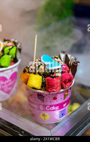 Crème glacée sundae avec gâteau sur un étal de marché, bonbons, sucre, malsain, coloré, gaudy, coloré, décoré, décoration, assez, doux, coloré Banque D'Images