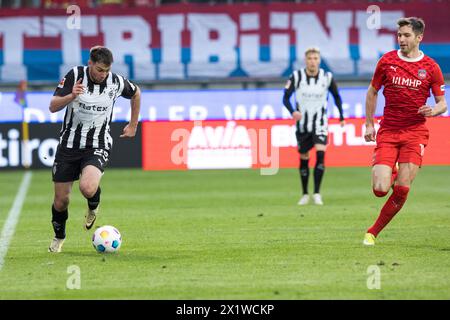 Match de football, Joe SALLY Borussia Moenchengladbach est parti au sprint avec le ballon, Marvin PIERINGER 1.FC Heidenheim centre tente de l'arrêter Banque D'Images