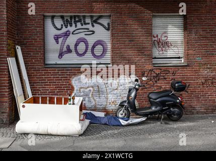 Déchets encombrants dans une maison, élimination illégale des déchets dans le quartier berlinois de Neukoelln, 01.04.2024., Berlin, Berlin, Allemagne Banque D'Images