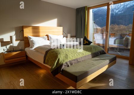 Chambre meublée moderne avec grande fenêtre et vue sur les montagnes, Bad Reichenhall, Bavière, Allemagne Banque D'Images