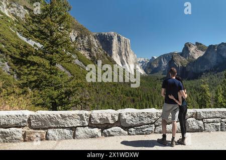 Touristes à tunnel View, Yosemite Valley, Yosemite National Park, Californie, États-Unis, États-Unis, Yosemite National Park, Californie, États-Unis Banque D'Images