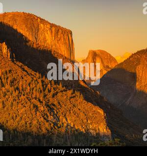 El Capitan, et Half Dome au coucher du soleil, parc national de Yosemite, Californie, États-Unis, États-Unis, États-Unis, parc national de Yosemite, Californie, États-Unis Banque D'Images