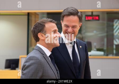 Bruxelles, Belgique. 17 avril 2024. Le président français Emmanuel Macron (à gauche) et le premier ministre néerlandais Mark Rutte assistent au sommet spécial de l’UE à Bruxelles, en Belgique, le 17 avril 2024. Crédit : Meng Dingbo/Xinhua/Alamy Live News Banque D'Images