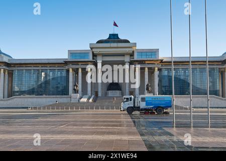 Véhicule de nettoyage, balayeuse devant le palais du gouvernement mongol, palais de l'État, bâtiment du parlement avec statue de Gengis Khan dans la capitale Banque D'Images