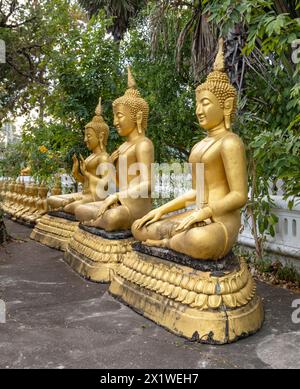 Rangée d'images dorées de Bouddha, temple Wat That Luang, Luang Prabang, Laos Banque D'Images