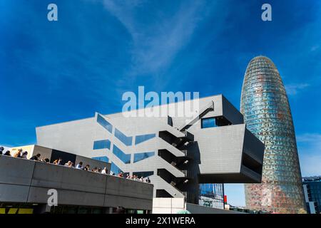 L'immeuble de bureaux Torre Glories et le musée Disseny Hub à Barcelone, Espagne Banque D'Images