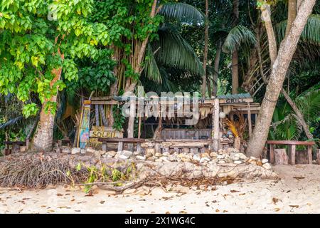 Top Soleil, bar de plage sous les arbres sur une plage de sable sur l'île tropicale de Mahé, Seychelles Banque D'Images