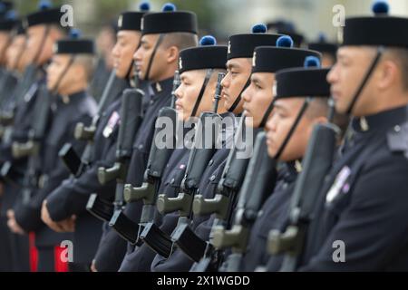 Caserne de Wellington, Londres, Royaume-Uni. 18 avril 2024. Les signaux Gurkha de la reine reçoivent leur inspection d'aptitude au rôle pour s'assurer qu'ils sont prêts à assumer les fonctions publiques cérémonielles gardant Buckingham Palace, la Tour de Londres, le Palais St James et le Château de Windsor. Sous la direction de la Division des ménages, ils ont fait l'objet d'inspections rigoureuses et de pratiques de forage pour les élever au niveau le plus élevé. Ils mettent tout ce qu'ils ont appris et répété en pratique alors qu'ils font face à leur Fit for Role inspection sur le terrain de la parade de la caserne Wellington inspecté par le major de brigade, l'adjudant London Banque D'Images