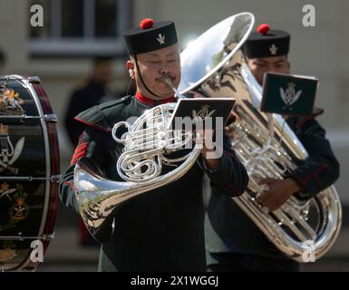 Caserne de Wellington, Londres, Royaume-Uni. 18 avril 2024. Les signaux Gurkha de la reine reçoivent leur inspection d'aptitude au rôle pour s'assurer qu'ils sont prêts à assumer les fonctions publiques cérémonielles gardant Buckingham Palace, la Tour de Londres, le Palais St James et le Château de Windsor. Sous la direction de la Division des ménages, ils ont fait l'objet d'inspections rigoureuses et de pratiques de forage pour les élever au niveau le plus élevé. Ils mettent tout ce qu'ils ont appris et répété en pratique alors qu'ils font face à leur Fit for Role inspection sur le terrain de la parade de la caserne Wellington inspecté par le major de brigade, l'adjudant London Banque D'Images