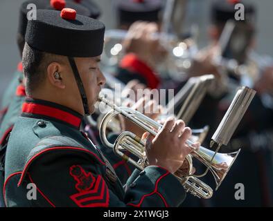 Caserne de Wellington, Londres, Royaume-Uni. 18 avril 2024. Les signaux Gurkha de la reine reçoivent leur inspection d'aptitude au rôle pour s'assurer qu'ils sont prêts à assumer les fonctions publiques cérémonielles gardant Buckingham Palace, la Tour de Londres, le Palais St James et le Château de Windsor. Sous la direction de la Division des ménages, ils ont fait l'objet d'inspections rigoureuses et de pratiques de forage pour les élever au niveau le plus élevé. Ils mettent tout ce qu'ils ont appris et répété en pratique alors qu'ils font face à leur Fit for Role inspection sur le terrain de la parade de la caserne Wellington inspecté par le major de brigade, l'adjudant London Banque D'Images