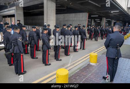 Caserne de Wellington, Londres, Royaume-Uni. 18 avril 2024. Les signaux Gurkha de la reine reçoivent leur inspection d'aptitude au rôle pour s'assurer qu'ils sont prêts à assumer les fonctions publiques cérémonielles gardant Buckingham Palace, la Tour de Londres, le Palais St James et le Château de Windsor. Sous la direction de la Division des ménages, ils ont fait l'objet d'inspections rigoureuses et de pratiques de forage pour les élever au niveau le plus élevé. Ils mettent tout ce qu'ils ont appris et répété en pratique alors qu'ils font face à leur Fit for Role inspection sur le terrain de la parade de la caserne Wellington inspecté par le major de brigade, l'adjudant London Banque D'Images