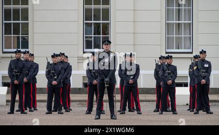 Caserne de Wellington, Londres, Royaume-Uni. 18 avril 2024. Les signaux Gurkha de la reine reçoivent leur inspection d'aptitude au rôle pour s'assurer qu'ils sont prêts à assumer les fonctions publiques cérémonielles gardant Buckingham Palace, la Tour de Londres, le Palais St James et le Château de Windsor. Sous la direction de la Division des ménages, ils ont fait l'objet d'inspections rigoureuses et de pratiques de forage pour les élever au niveau le plus élevé. Ils mettent tout ce qu'ils ont appris et répété en pratique alors qu'ils font face à leur Fit for Role inspection sur le terrain de la parade de la caserne Wellington inspecté par le major de brigade, l'adjudant London Banque D'Images