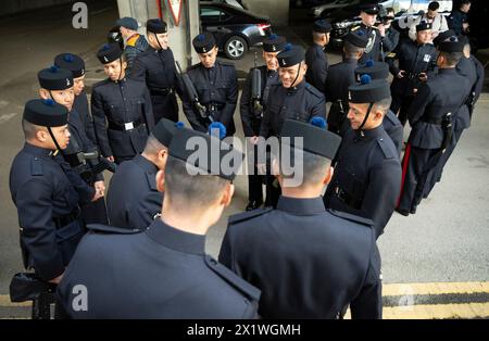 Caserne de Wellington, Londres, Royaume-Uni. 18 avril 2024. Les signaux Gurkha de la reine reçoivent leur inspection d'aptitude au rôle pour s'assurer qu'ils sont prêts à assumer les fonctions publiques cérémonielles gardant Buckingham Palace, la Tour de Londres, le Palais St James et le Château de Windsor. Sous la direction de la Division des ménages, ils ont fait l'objet d'inspections rigoureuses et de pratiques de forage pour les élever au niveau le plus élevé. Ils mettent tout ce qu'ils ont appris et répété en pratique alors qu'ils font face à leur Fit for Role inspection sur le terrain de la parade de la caserne Wellington inspecté par le major de brigade, l'adjudant London Banque D'Images