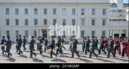 Caserne de Wellington, Londres, Royaume-Uni. 18 avril 2024. Les signaux Gurkha de la reine reçoivent leur inspection d'aptitude au rôle pour s'assurer qu'ils sont prêts à assumer les fonctions publiques cérémonielles gardant Buckingham Palace, la Tour de Londres, le Palais St James et le Château de Windsor. Sous la direction de la Division des ménages, ils ont fait l'objet d'inspections rigoureuses et de pratiques de forage pour les élever au niveau le plus élevé. Ils mettent tout ce qu'ils ont appris et répété en pratique alors qu'ils font face à leur Fit for Role inspection sur le terrain de la parade de la caserne Wellington inspecté par le major de brigade, l'adjudant London Banque D'Images