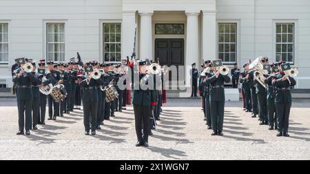 Caserne de Wellington, Londres, Royaume-Uni. 18 avril 2024. Les signaux Gurkha de la reine reçoivent leur inspection d'aptitude au rôle pour s'assurer qu'ils sont prêts à assumer les fonctions publiques cérémonielles gardant Buckingham Palace, la Tour de Londres, le Palais St James et le Château de Windsor. Sous la direction de la Division des ménages, ils ont fait l'objet d'inspections rigoureuses et de pratiques de forage pour les élever au niveau le plus élevé. Ils mettent tout ce qu'ils ont appris et répété en pratique alors qu'ils font face à leur Fit for Role inspection sur le terrain de la parade de la caserne Wellington inspecté par le major de brigade, l'adjudant London Banque D'Images