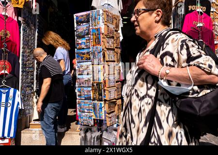 Une boutique touristique vendant des vêtements et des cartes postales à Porto, dans le nord du Portugal, le 8 mai 2022. Magasin pour les touristes Vendant nottament des vetements e Banque D'Images