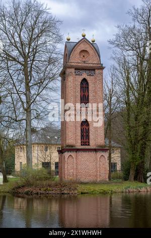 Séparateur Glockenturm der katholischen Kirche Helena im Schlosspark Ludwigslust, um 1817 von Hofbaumeister Johann Christian Georg Barca erbaut Ludwigslust Mecklenburg-Vorpommern Deutschland *** clocher séparé de l'église catholique de l'État Helena in Ludwigslust Palace Park, construit vers 1817 par l'architecte de la cour Johann Christian Georg Barca Ludwigslust Mecklenburg-Poméranie occidentale Allemagne Banque D'Images