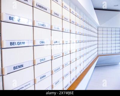 Vienne, Autriche, Autriche. 16 avril 2024. Un mur de boîte aux lettres avec les noms des membres et des pays représentatifs de l'Organisation des Nations Unies à Vienne. (Crédit image : © Bianca Otero/ZUMA Press Wire) USAGE ÉDITORIAL SEULEMENT! Non destiné à UN USAGE commercial ! Banque D'Images