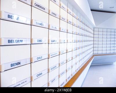 Vienne, Autriche, Autriche. 16 avril 2024. Un mur de boîte aux lettres avec les noms des membres et des pays représentatifs de l'Organisation des Nations Unies à Vienne. (Crédit image : © Bianca Otero/ZUMA Press Wire) USAGE ÉDITORIAL SEULEMENT! Non destiné à UN USAGE commercial ! Banque D'Images