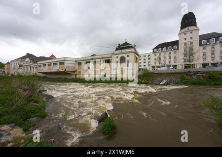 Bad Neuenahr, Allemagne. 17 avril 2024. Le Kurhaus est toujours gravement endommagé. En juillet 2021, les inondations catastrophiques ont causé d'énormes dégâts et 135 personnes ont perdu la vie le long de l'Ahr. Crédit : Thomas Frey/dpa/Alamy Live News Banque D'Images