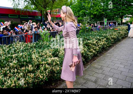 Amsterdam, Niederlande. 18 avril 2024. Reine Maxima des pays-Bas départ au LAB6 à Amsterdam, le 18 avril 2024, après une visite, LAB6 est un lieu de rencontre où des activités du sport à la culture sont organisées pour et par des jeunes de 12 à 23 ans, le dernier d'une visite d'Etat de 2 jours de l'Espagne aux pays-Bas crédit : Albert Nieboer/Netherlands OUT/point de vue OUT/dpa/Alamy Live News Banque D'Images