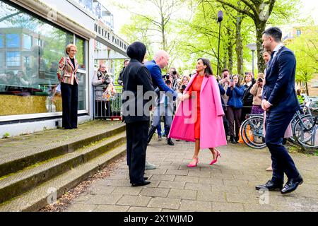 Amsterdam, Niederlande. 18 avril 2024. La Reine Maxima des pays-Bas et la Reine Letizia d’Espagne arrivent au LAB6 à Amsterdam, le 18 avril 2024, pour un vist, LAB6 est un lieu de rencontre où des activités du sport à la culture sont organisées pour et par des jeunes de 12 à 23 ans, le dernier d'une visite d'Etat de 2 jours de l'Espagne aux pays-Bas crédit : Albert Nieboer/Netherlands OUT/point de vue OUT/dpa/Alamy Live News Banque D'Images