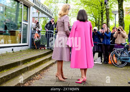 Amsterdam, Niederlande. 18 avril 2024. La Reine Maxima des pays-Bas et la Reine Letizia d’Espagne arrivent au LAB6 à Amsterdam, le 18 avril 2024, pour un vist, LAB6 est un lieu de rencontre où des activités du sport à la culture sont organisées pour et par des jeunes de 12 à 23 ans, le dernier d'une visite d'Etat de 2 jours de l'Espagne aux pays-Bas crédit : Albert Nieboer/Netherlands OUT/point de vue OUT/dpa/Alamy Live News Banque D'Images