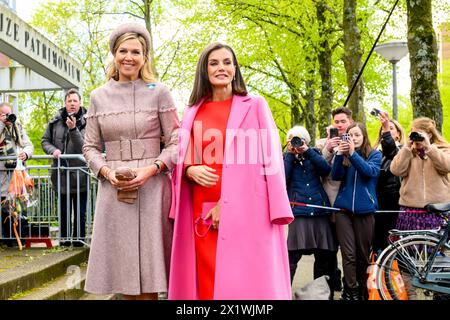 Amsterdam, Niederlande. 18 avril 2024. La Reine Maxima des pays-Bas et la Reine Letizia d’Espagne arrivent au LAB6 à Amsterdam, le 18 avril 2024, pour un vist, LAB6 est un lieu de rencontre où des activités du sport à la culture sont organisées pour et par des jeunes de 12 à 23 ans, le dernier d'une visite d'Etat de 2 jours de l'Espagne aux pays-Bas crédit : Albert Nieboer/Netherlands OUT/point de vue OUT/dpa/Alamy Live News Banque D'Images