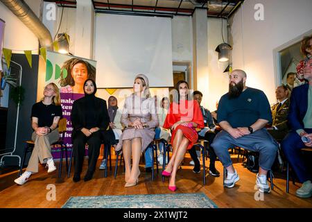 Amsterdam, Niederlande. 18 avril 2024. Reine Maxima des pays-Bas et Reine Letizia d'Espagne au LAB6 à Amsterdam, le 18 avril 2024, pour un vist, LAB6 est un lieu de rencontre où des activités du sport à la culture sont organisées pour et par des jeunes de 12 à 23 ans, le dernier d'une visite d'Etat de 2 jours de l'Espagne aux pays-Bas crédit : Albert Nieboer/Netherlands OUT/point de vue OUT/dpa/Alamy Live News Banque D'Images