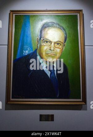 Vienne, Autriche, Autriche. 16 avril 2024. Portrait de JAVIER PEREZ DE CUELLAR du Pérou qui a servi comme 5ème SC à partir de 1982-1991 qui est accroché dans le bâtiment C de l'ONU de Vienne. L'architecte pour le bâtiment était l'architecte autrichien, JOHANN STABER. (Crédit image : © Bianca Otero/ZUMA Press Wire) USAGE ÉDITORIAL SEULEMENT! Non destiné à UN USAGE commercial ! Banque D'Images