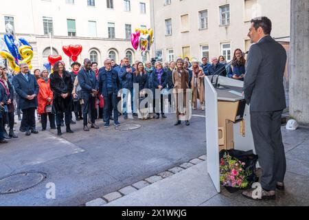 Tum-Präsident Professeur Thomas F. Hofmann am Rednerpult, BEI Spatenstich zum neuen Kinderhaus der Tum, München, 18. Avril 2024 Deutschland, München, 18.04.2024, Spatenstich zum neuen Kinderhaus der TUM mit Star-Architekt Prof. Francis KÃ rÃ in der Mitte der Festgäste, Träger des Pritzker-Preises 2022, TUM-Präsident Professeur Thomas F. Hofmann, Rede BEI der Veranstaltung, Gabelsbergerstraße 41, *** TUM Président Prof Thomas F Hofmann au pupitre, lors de la cérémonie d'inauguration de la nouvelle Maison d'enfants TUM, Munich, 18 avril 2024 Allemagne, Munich, 18 avril 2024, cérémonie d'inauguration des travaux pour la nouvelle Banque D'Images