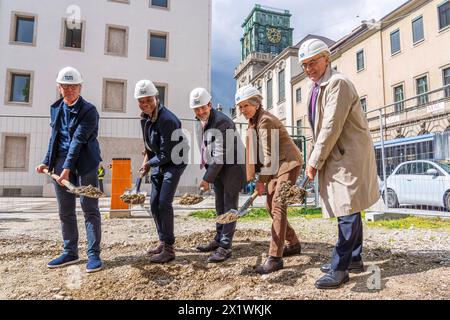 Spatenstich zum neuen Kinderhaus der TUM mit Star-Architekt Prof. Francis Kere 2. Von links, München, 18. Avril 2024 Deutschland, München, 18.04.2024, Spatenstich zum neuen Kinderhaus der TUM mit Star-Architekt Professeur Francis Kere 2. Von links, Träger des Pritzker-Preises 2022, nochmal von links komplett : Prof. Hermann Kaufmann, Architekt, Star-Architekt Prof. Francis KÃ rÃ , TUM-Präsident Prof. Thomas F. Hofmann, die Mäzenin Ingeborg Pohl, TUM-Kanzler Albert Berger, im Hintergrund der markante Turm der TUM, das Wahrzeichen der Technischen Universität München, Gabelsbergerstraße, 41, *** Groundb Banque D'Images