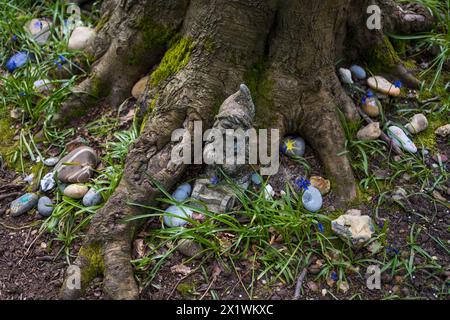 GNOME et pierres peintes, Chazey Wood, Mapledurham, Oxfordshire, Angleterre, UK.GB. Banque D'Images