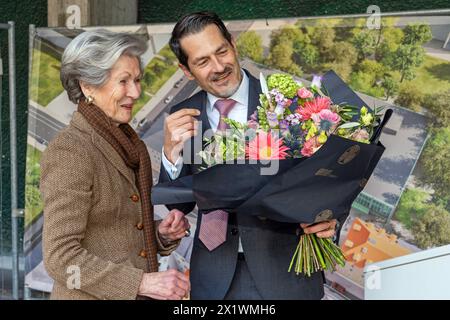 Mäzenin Ingeborg Pohl erhält Blumen von TUM-Präsident Professeur Thomas F. Hofmann, Spatenstich zum neuen Kinderhaus der TUM, München, 18. Avril 2024 Deutschland, München, 18.04.2024, Spatenstich zum neuen Kinderhaus der TUM, die Mäzenin Ingeborg Pohl erhält einen Blumenstrauß von TUM-Präsident Professeur Thomas F. Hofmann, Gabelsbergerstraße 41, *** le patron Ingeborg Pohl reçoit des fleurs du président de la TUM Prof Thomas F Hofmann, cérémonie inaugurale de la nouvelle Maison des enfants TUM, Munich, le 18 avril 2024 Allemagne, Munich, 18 avril 2024, cérémonie d'inauguration de la nouvelle Maison d'enfants TUM, patron Banque D'Images