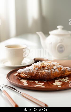 Croissant d'amandes sur plaque d'argile de près Banque D'Images