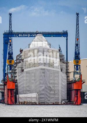 Ein eingeruestetes Schiff liegt im Trockendock Elbe 7 der Werft Blohm Voss im Hamburger Hafen. DAS Dock, eines der groessten in Europa, ist fuer Reparaturen wie auch den Neubau von Schiffen geeignet. Foto : Rothermel *** Un navire échafaudé se trouve dans la cale sèche Elbe 7 au chantier naval Blohm Voss dans le port de Hambourg le quai, l'un des plus grands d'Europe, est adapté à la fois pour la réparation et la construction de nouveaux navires photo Rothermel Banque D'Images