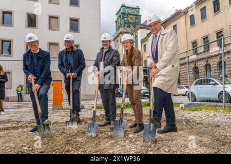 Spatenstich zum neuen Kinderhaus der TUM mit Star-Architekt Prof. Francis Kere 2. Von links, München, 18. Avril 2024 Deutschland, München, 18.04.2024, Spatenstich zum neuen Kinderhaus der TUM mit Star-Architekt Professeur Francis Kere 2. Von links, Träger des Pritzker-Preises 2022, nochmal von links komplett : Prof. Hermann Kaufmann leicht verdeckt, Architekt, Star-Architekt Prof. Francis KÃ rÃ , TUM-Präsident Prof. Thomas F. Hofmann, die Mäzenin Ingeborg Pohl, TUM-Kanzler Albert Berger, im Hintergrund der markante Turm der TUM, das Wahrzeichen der Technischen Universität München, Gabelsbergerstraße Banque D'Images