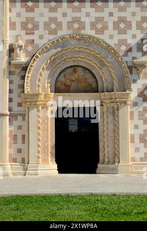 Portail gauche. Basilique Santa Maria di Collemaggio. L'Aquila. Abruzzes. Italie Banque D'Images