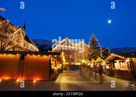 Place de la ville. Marché de Noël. Sterzing. Trentin Haut-Adige. Italie Banque D'Images