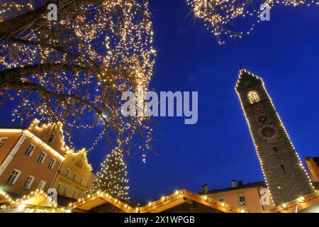 Place de la ville. Marché de Noël. Sterzing. Trentin Haut-Adige. Italie Banque D'Images