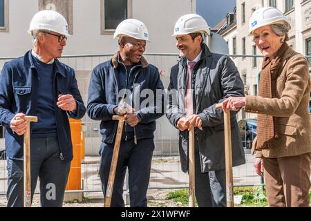 Spatenstich zum neuen Kinderhaus der TUM mit Star-Architekt Prof. Francis Kere 2. Von links, München, 18. Avril 2024 Deutschland, München, 18.04.2024, Spatenstich zum neuen Kinderhaus der TUM mit Star-Architekt Professeur Francis Kere 2. Von links, Träger des Pritzker-Preises 2022, nochmal von links komplett : Prof. Hermann Kaufmann, Architekt, Star-Architekt Prof. Francis KÃ rÃ , TUM-Präsident Prof. Thomas F. Hofmann, die Mäzenin Ingeborg Pohl, im Hintergrund der markante Turm der TUM, das Wahrzeichen der Technischen Universität München, Gabelsbergerstraße 41, *** cérémonie d'inauguration du ne Banque D'Images