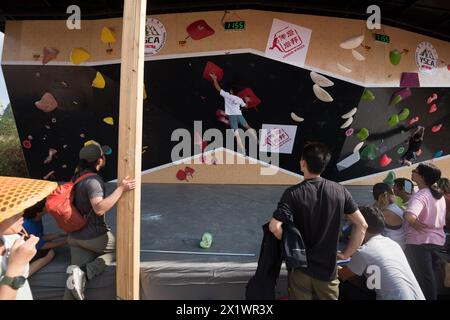 Comté de Yangshuo, Guilin City, Guangxi, Chine - 28 octobre 2023 : une compétition d'escalade se déroulait Banque D'Images